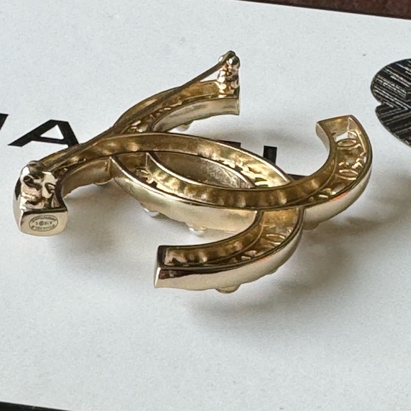 CHANEL Large CC White Pearl And Blue Enamel  Brooch - Picture 5 of 15